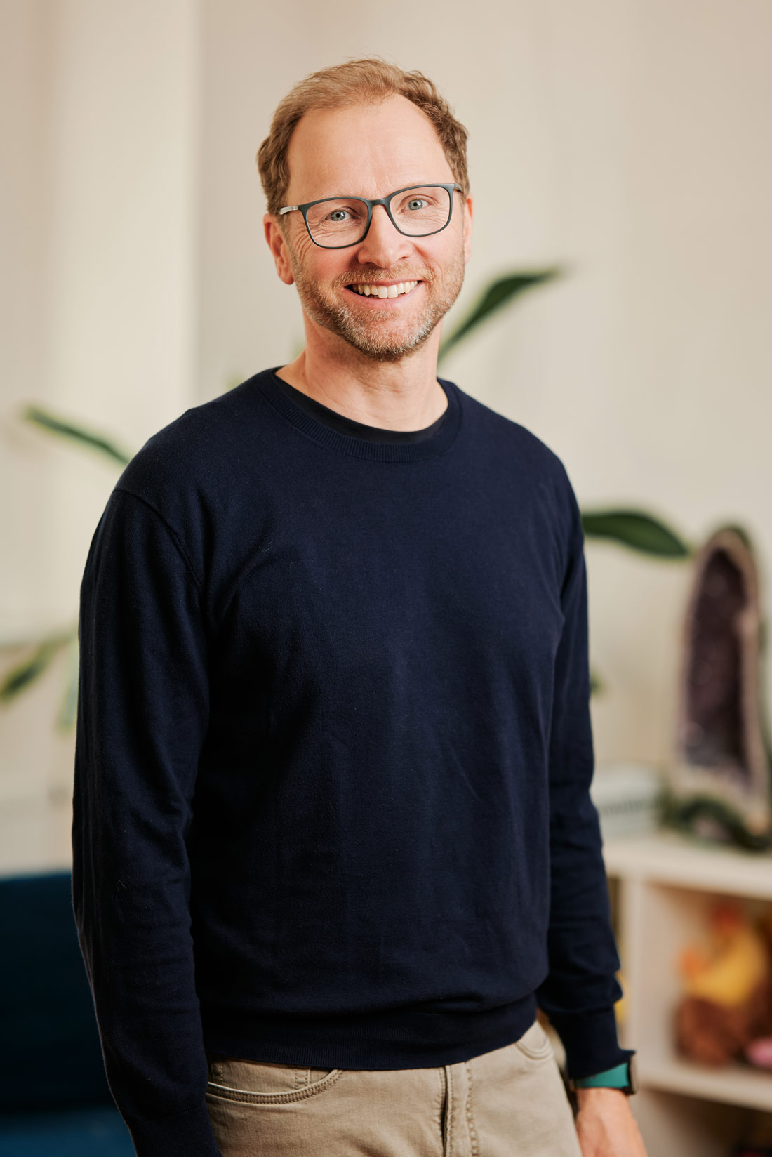 Psychotherapeut in Linz, Richard Stark Portrait von Psychotherapeut Richard Stark in hellblauem Shirt und dunkelblauen Sakko